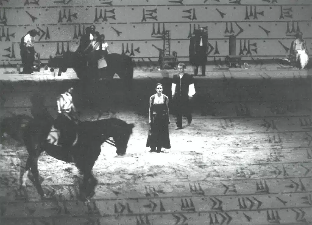 Draga Potocnjak et Robert Prebil dans NIKOLO ME NE VIDIS TAM, mise en scène Matjaz Berger, au Théâtre Mladinsko. Photo Goran Bertok.