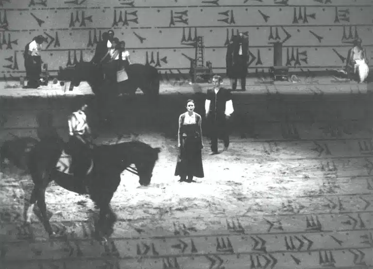 Draga Potocnjak et Robert Prebil dans NIKOLO ME NE VIDIS TAM, mise en scène Matjaz Berger, au Théâtre Mladinsko. Photo Goran Bertok.