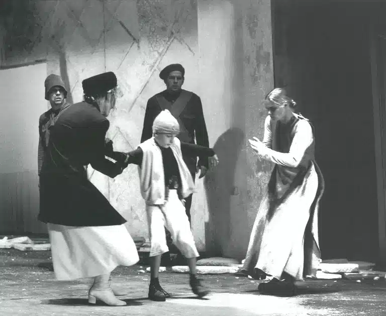 LE CERCLE DE CRAIE CAUCASIEN de Brecht, mise en scène Thomas Langhoff. Photo Wolfhard Theile.