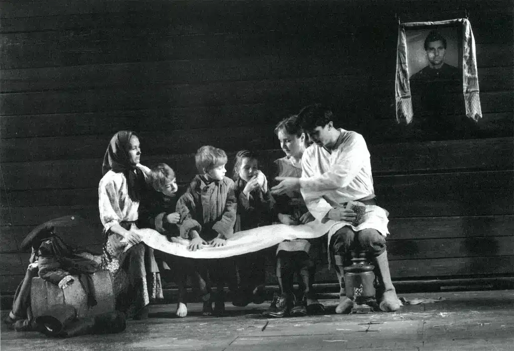 FRÈRES ET SŒURS de Fédor Abramov, mise en scène Lev Dodine, par le Théâtre Maly de Saint-Petersbourg. Photo Agostino Pacciani/Enguerand.