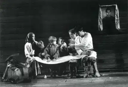 FRÈRES ET SŒURS de Fédor Abramov, mise en scène Lev Dodine, par le Théâtre Maly de Saint-Petersbourg. Photo Agostino Pacciani/Enguerand.