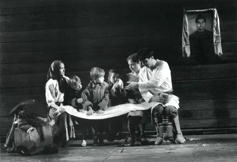 FRÈRES ET SŒURS de Fédor Abramov, mise en scène Lev Dodine, par le Théâtre Maly de Saint-Petersbourg. Photo Agostino Pacciani/Enguerand.