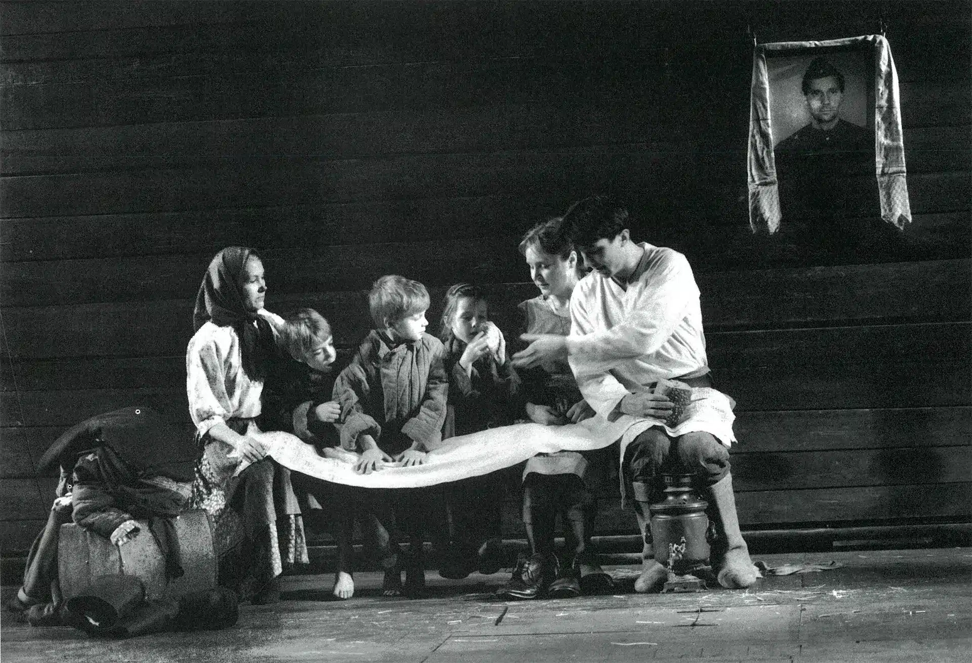 FRÈRES ET SŒURS de Fédor Abramov, mise en scène Lev Dodine, par le Théâtre Maly de Saint-Petersbourg. Photo Agostino Pacciani/Enguerand.