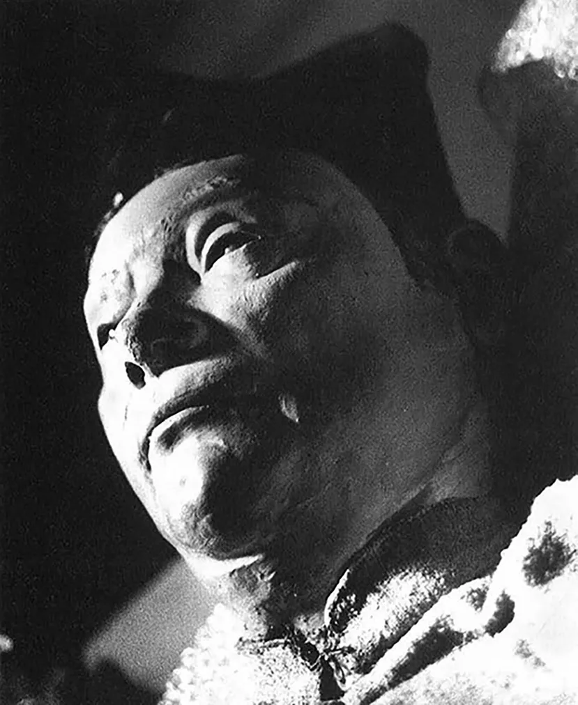 La marionnette du prêtre de WIELOPOLE- WIELOPOLE, mise en scène Tadeusz Kantor, 1980. Photo Anne-Laure Czapla.