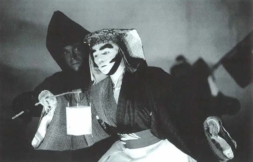 Duccio Bellugi- Vannuccini et son manipulateur, TAMBOURS SUR LA DIGUE d’Hélène Cixous, mise en scène Ariane Mnouchkine, 1999. Photo Michelle Laurent.