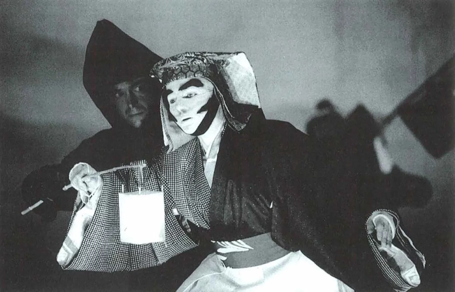 Duccio Bellugi- Vannuccini et son manipulateur, TAMBOURS SUR LA DIGUE d’Hélène Cixous, mise en scène Ariane Mnouchkine, 1999. Photo Michelle Laurent.