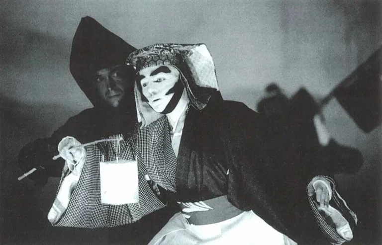 Duccio Bellugi- Vannuccini et son manipulateur, TAMBOURS SUR LA DIGUE d’Hélène Cixous, mise en scène Ariane Mnouchkine, 1999. Photo Michelle Laurent.