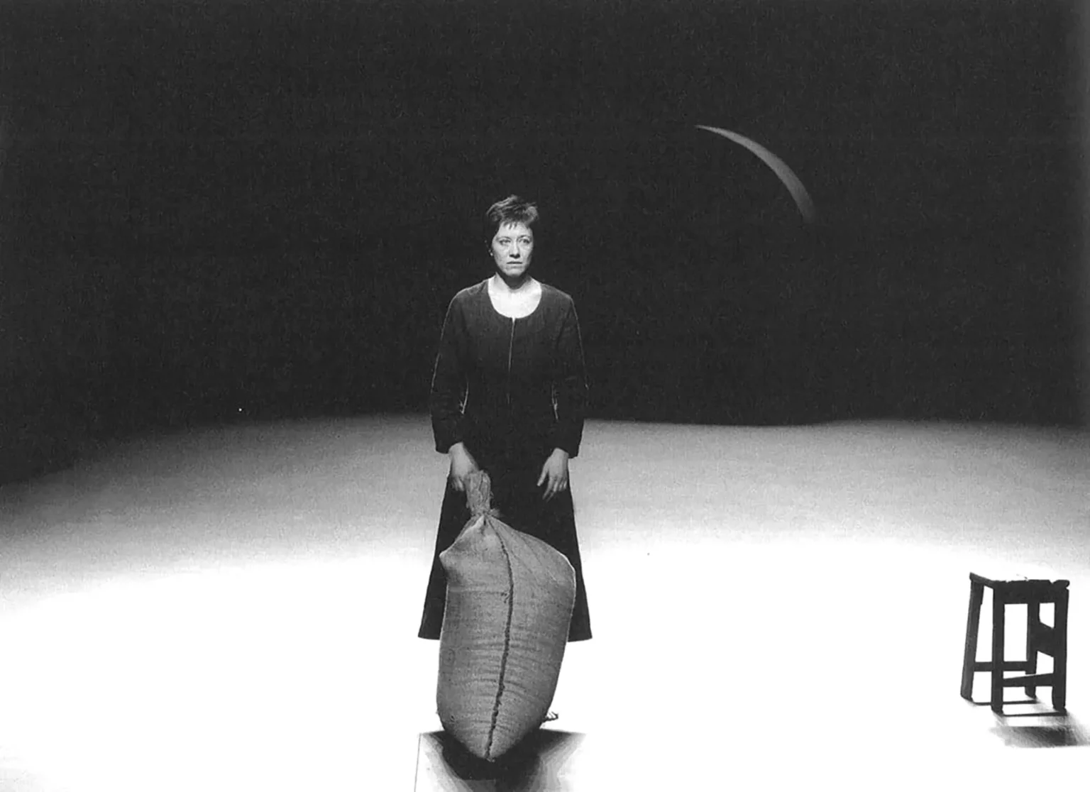 Valérie Dréville dans DES COUTEAUX DANS LES POULES de David Harrower, mise en scène Claude Régy, 2000. Photo P. Victor.