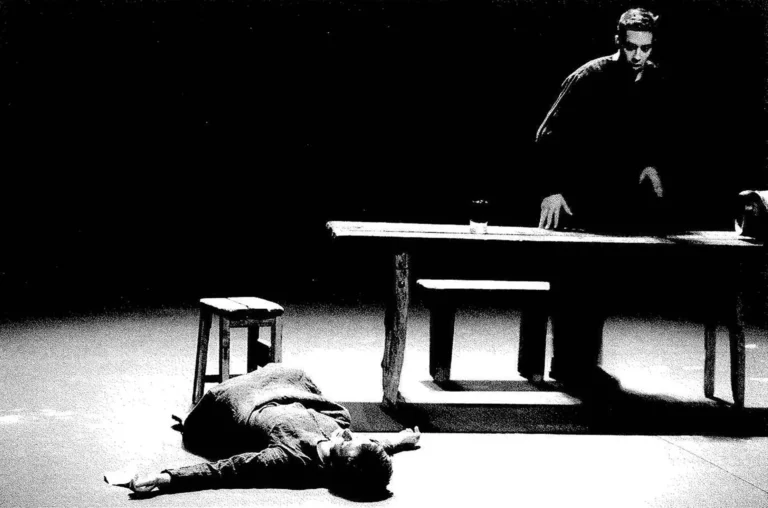 Valérie Dréville, Yann Boudaud dans DES COUTEAUX DANS LES POULES de David Harrower, mise en scène Claude Régy, 2000. Photo P. Victor.