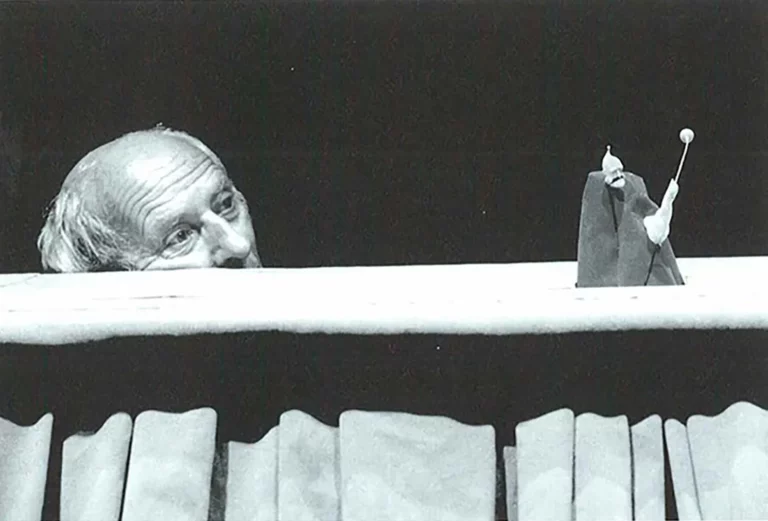 Jacques Fornier dans LES ABERRATIONS DU DOCUMENTALISTE, mise en scène Ézéchiel Garcia-Romeu et François Tomsu, 1999. Photos Brigitte Enguerand.