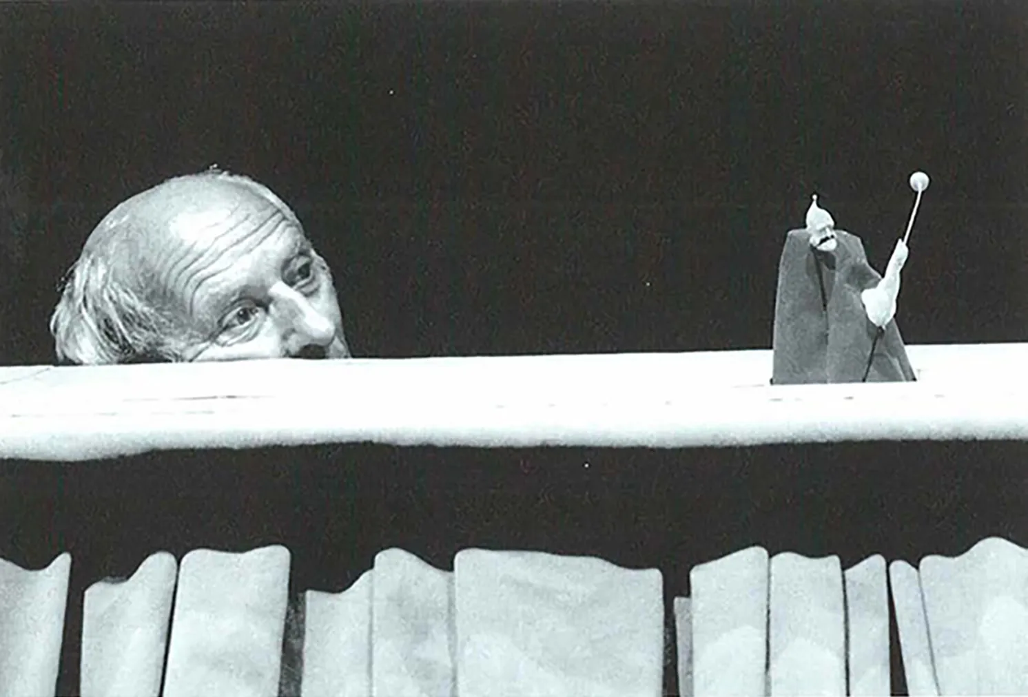 Jacques Fornier dans LES ABERRATIONS DU DOCUMENTALISTE, mise en scène Ézéchiel Garcia-Romeu et François Tomsu, 1999. Photos Brigitte Enguerand.