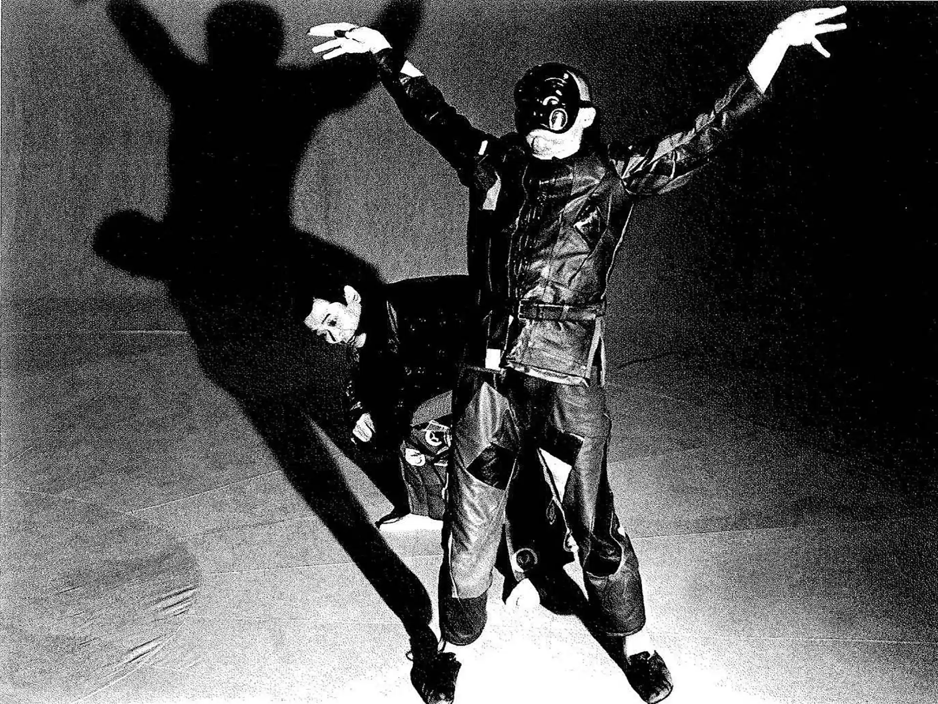 Didier Galas masqué et Matsumoto Kaoru dans MONNAIE DE SINGES. Photo Philippe Chagnon.