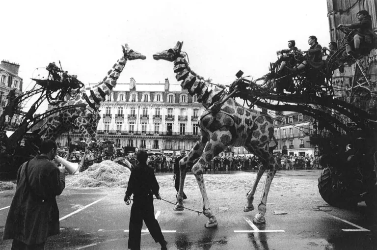 LES CHASSEURS DE GIRAFES, mise en scène Jean-Luc Courcoult, septembre 2000. Photo Pascal Gely.
