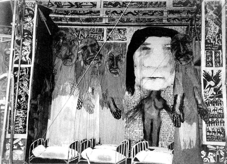 CATHÉDRALE DE PAPIER MÂCHÉ, Exposition universelle de Hanovre, mise en scène Peter Schumann, octobre 2000. Photo Rémi Paillard.