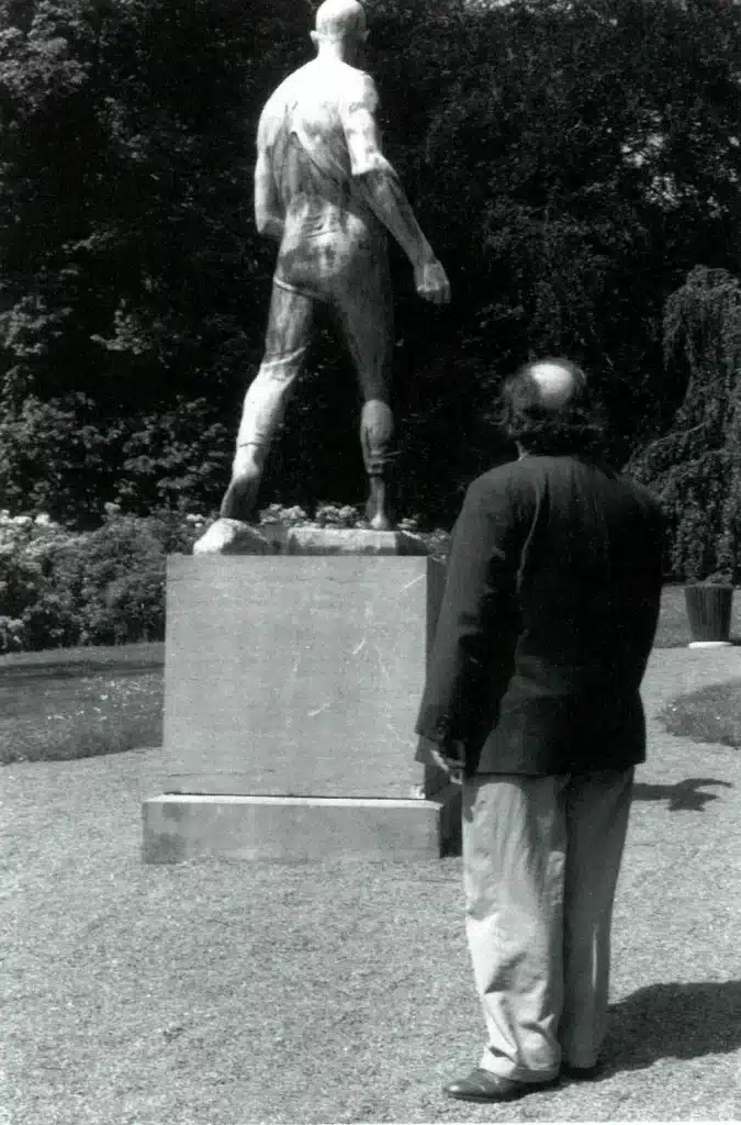 Jean Louvet devant une œuvre de Constantin Meunier Photo Alice Piemme.