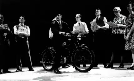 Émmanuel Loretelli, Serge Zanforlin, Nicolas Badot, Jean Leroy, Frank Livin, Geneviève Dehout et Françoise Dubois dans LA NUIT DE COURCELLES, mise en scène Jacques Herbet, Pierre Louvet et Michel Meurée. Photo Raymond Saublains.