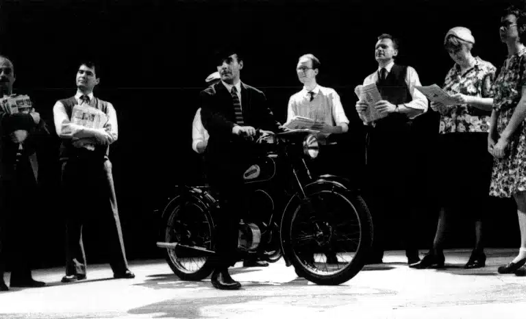Émmanuel Loretelli, Serge Zanforlin, Nicolas Badot, Jean Leroy, Frank Livin, Geneviève Dehout et Françoise Dubois dans LA NUIT DE COURCELLES, mise en scène Jacques Herbet, Pierre Louvet et Michel Meurée. Photo Raymond Saublains.