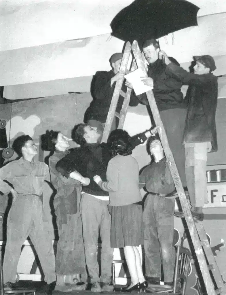 Deux jeunes cheminots, Janine Louvet, Luc Mezzeta et Janine Ponsart. Sur l’échelle Frans Badot, Michel Debauque, Léon Hardat dans LE TRAIN DU BON DIEU, mise en scène Jean Louvet. Photo Willy Claes.