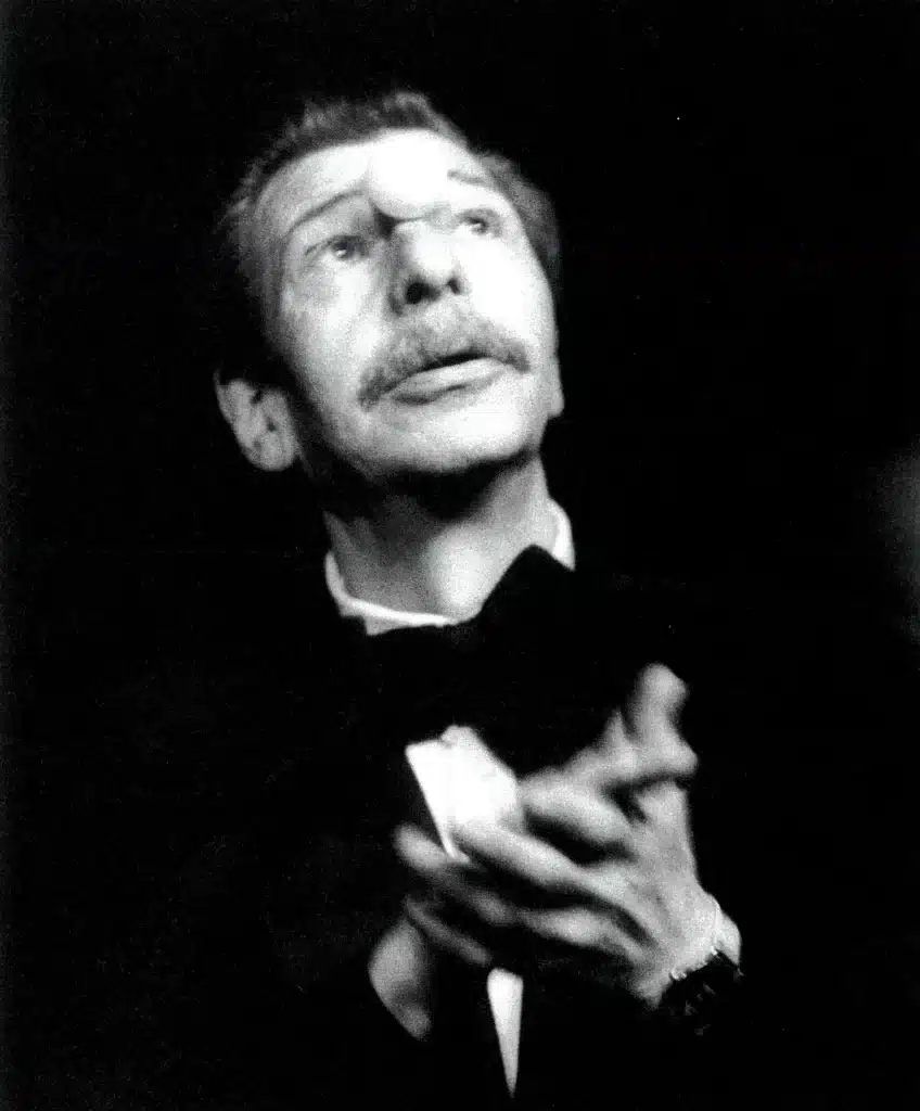 Christian Vilain dans LES AMBASSADEURS DE L'OMBRE, mise en scène Lorent Wanson. Photo Alice Piemme. 