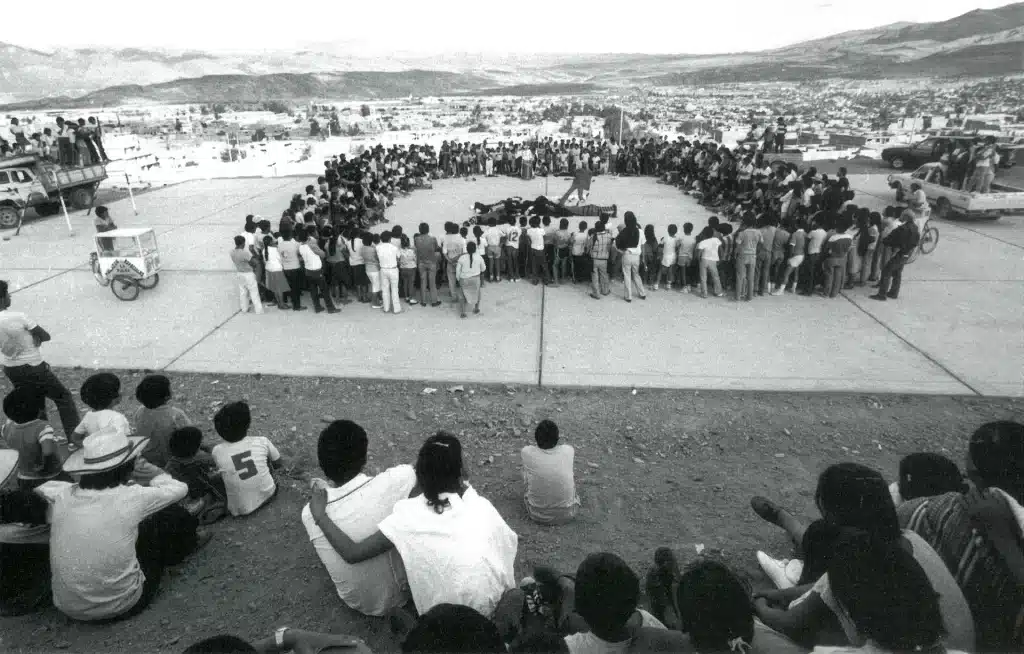 Acteurs de l’Odin Teatret dans SALLES DU PALAIS DE L'EMPEREUR, Perou 1988. Photo Tony D'Urso.
