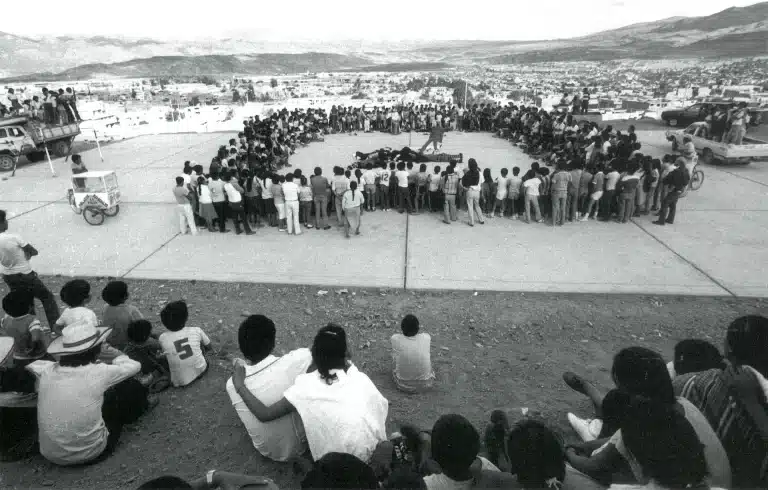 Acteurs de l’Odin Teatret dans SALLES DU PALAIS DE L'EMPEREUR, Perou 1988. Photo Tony D'Urso.