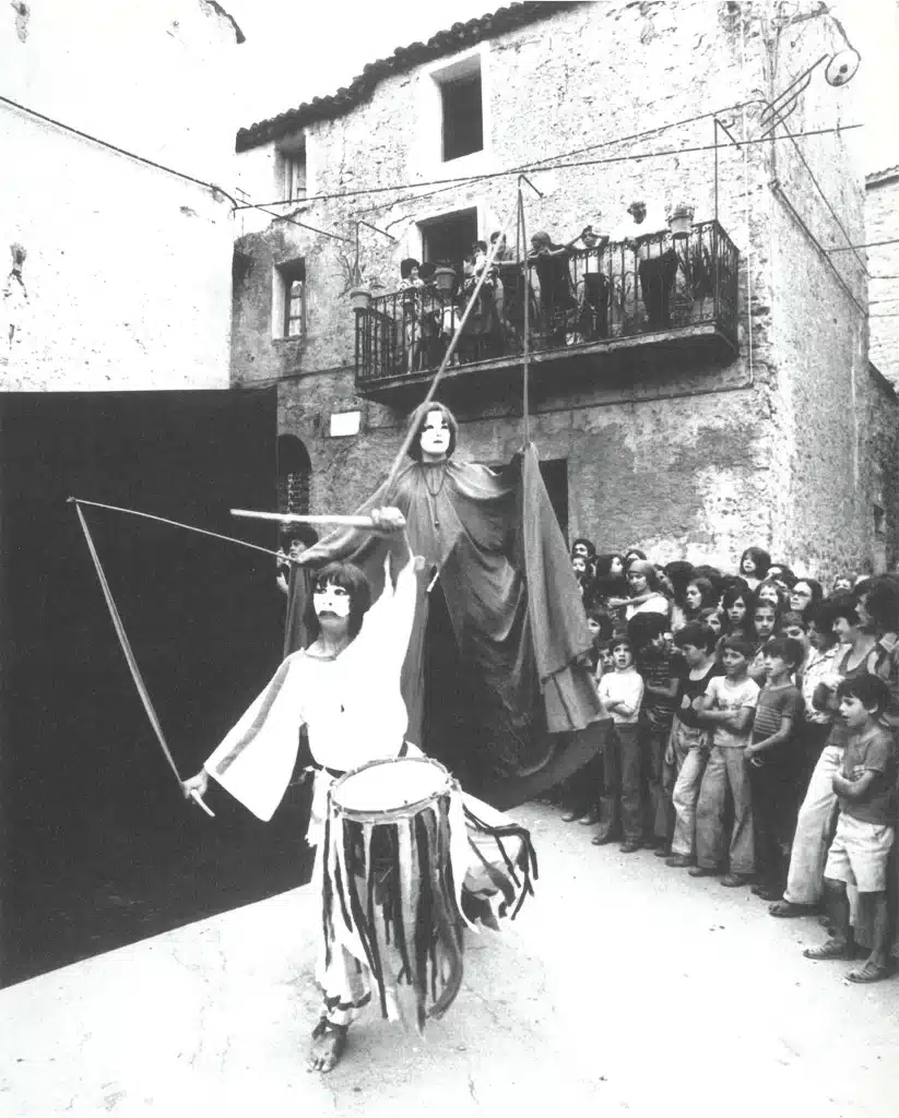 PARADE MED FIGURER de l’Odin Teatret avec Iben Nagel Ramussen, Tom Fjordefalk; Italie 1975. Photo Tony D’Urso.