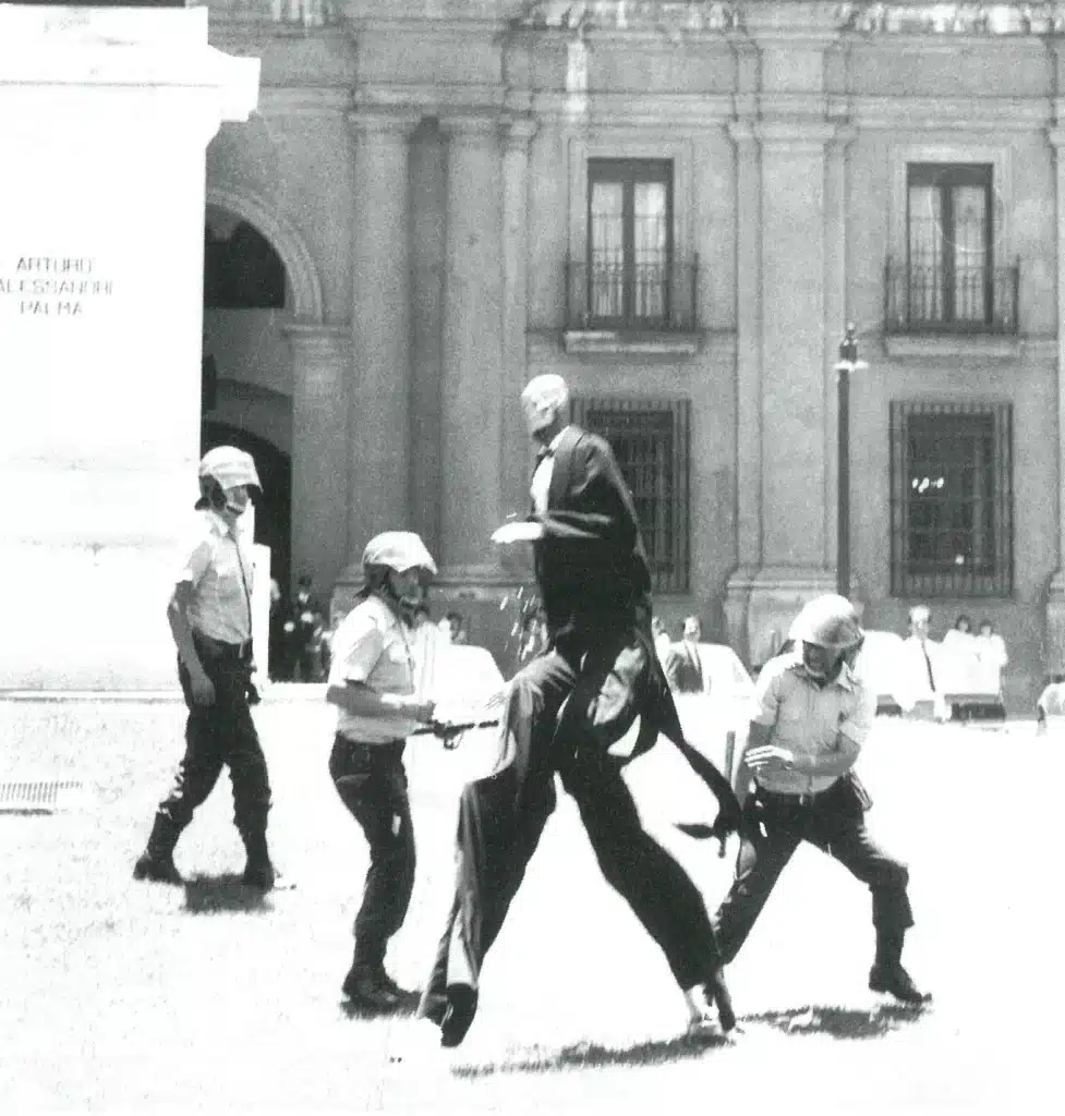 Julia Varley dans MR. PEANUT, Chili 1988, Odin Teatret. Photo Tony D'Urso. 