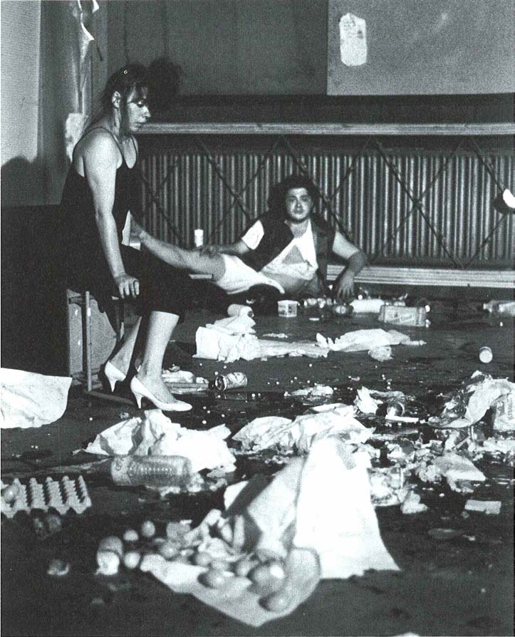 Il y a des événements
TELLEMENT BIEN PROGRAMMÉS QU’ILS SONT INOUBLIABLES AVAN MÊME D’AVOIR EU LIEU, Ans ( Liège), 1981.
Photo Lou Hérion.
