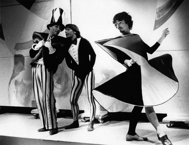 Carl Béchard, Bernard Meney et Pierre Chagnon dans CŒUR À GAZ ET AUTRES TEXTES DADA, d’après Tristan Tzara, Francis Picabia, André Breton, Serner, Kurt Schwitters et Hugo Ball, mise en scène de Denis Marleau, 1981. Photo Gabriel Lefebvre.