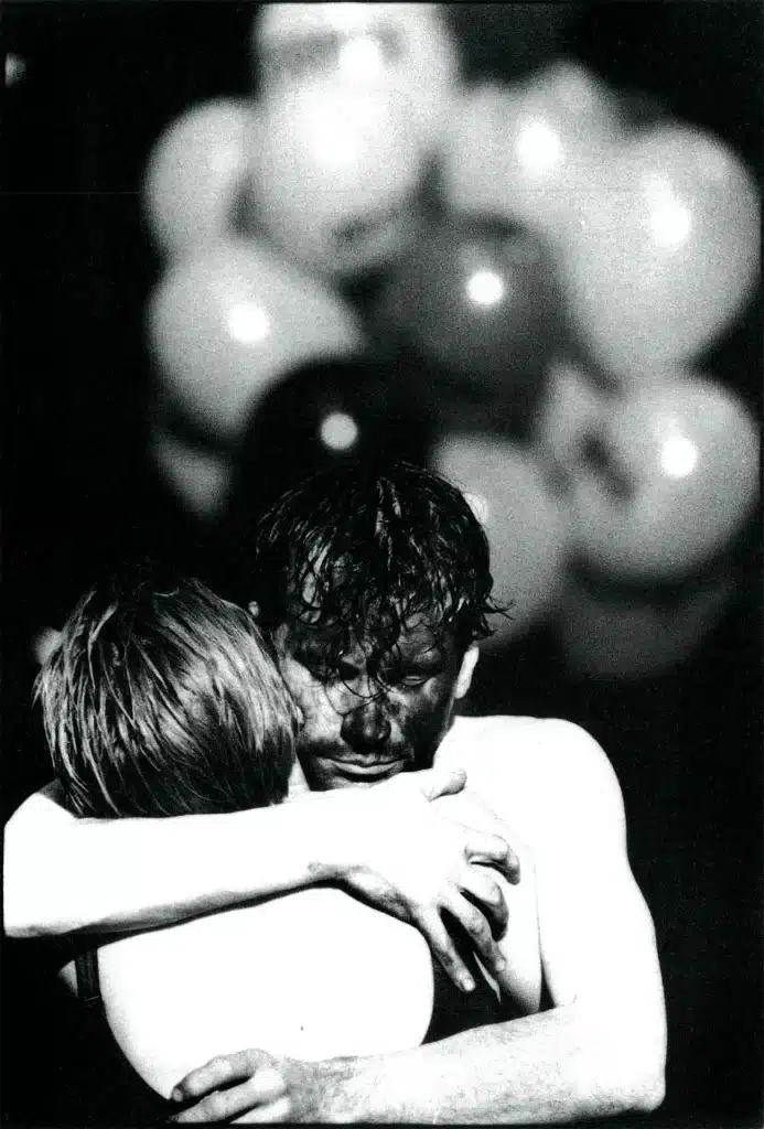 Karlijn Sileghem et Guy Van Sande dans ZWAK/STERK (LES FORTS, LES FAIBLES) de Jean-Marie Piemme, mise en scène de Philippe Sireuil, compagnie Blauwe Maandag, 1995, photo Corneel Maria Rijckeboer.