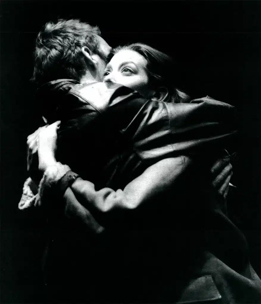 Vincent Bonillo et Christine Barbey dans LES FORTS, LES FAIBLES de Jean-Marie Piemme, mise en scène de Philippe Morand, Théâtre Le Poche de Genève, 2001, photo Isabelle Meister.