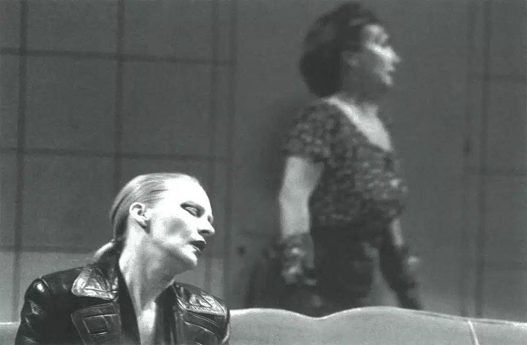 Sophia Leboutte et Janine Godinas dans CAFÉ DES PATRIOTES de Jean-Marie Piemme, mise en scène de Philippe Sireuil, Théâtre Varia, 1998, photo Véronique Vercheval.