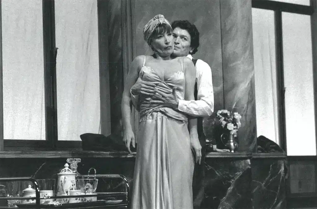 Janine Godinas, dans le rôle d’Yvonne, et Jean-Marie Petiniot dans celui de Berthier; SANS MENTIR, mise en scène de Bernard Debroux. Photo Christian Carez. 