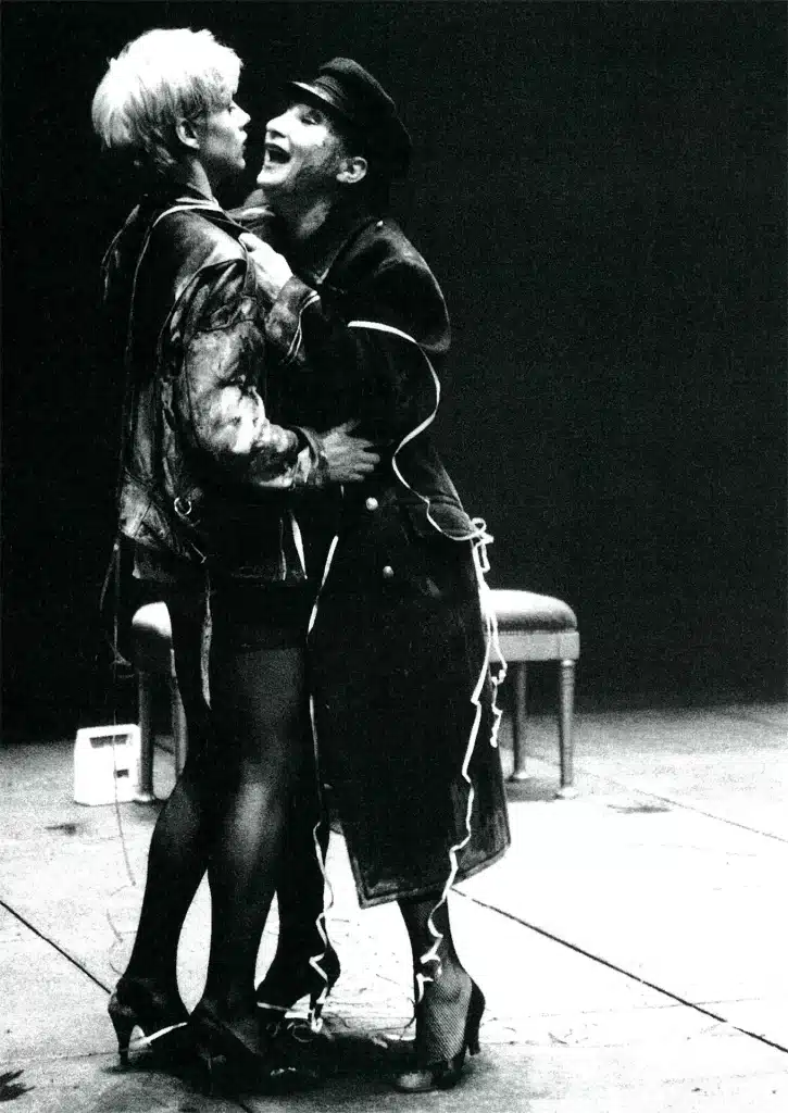 Véronique Biefnot et Janine Godinas dans SCANDALEUSES de Jean-Marie Piemme, mise en scène de Philippe Sireuil, Théâtre Varia, 1994, photo Nicole Hellyn, Archives et Musée de la Littérature.