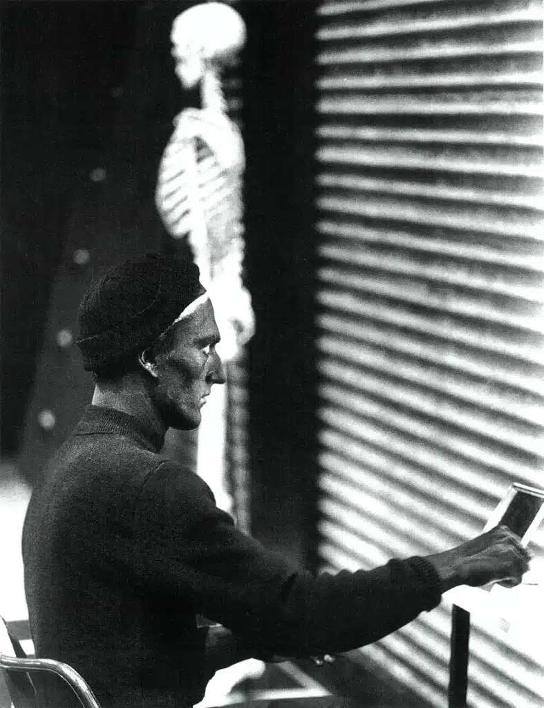 Ernst Stötzner dans LES NÈGRES de Jean Genêt, mise en scène de Peter Stein, Schaubüne de Berlin, 1983, photo Ruth Walz. 