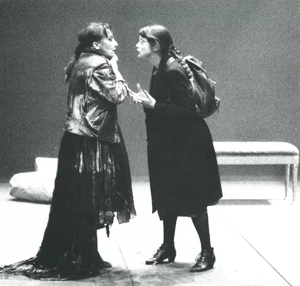Janine Godinas et Candy Saulnier dans SCANDALEUSES de Jean-Marie Piemme, mise en scène de Philippe Sireuil, Théâtre Varia, 1994, photo Nicole Hellyn, Archives et Musée de la Littérature.