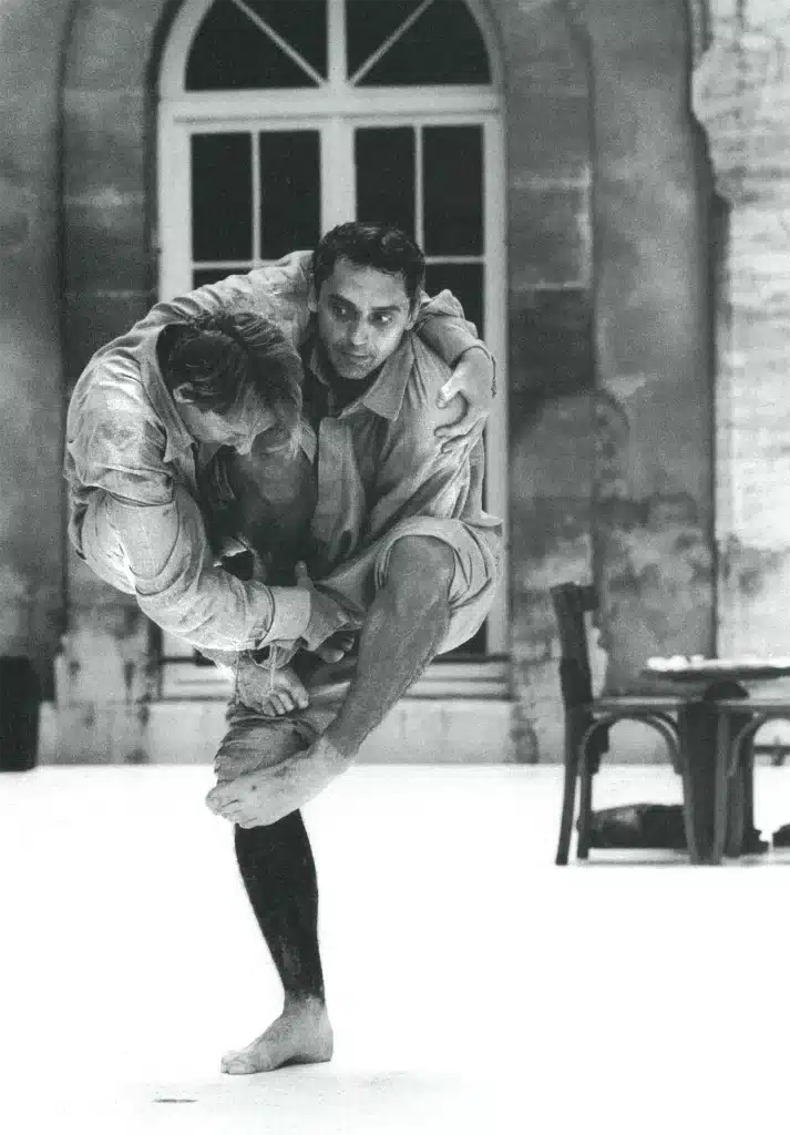 PETIT PSAUME DU MATIN, chorégraphie Josef Nadj, avec Josef Nadj et Dominique Mercy, 1999, photo Philippe Delacroix/ festival d'Avignon.