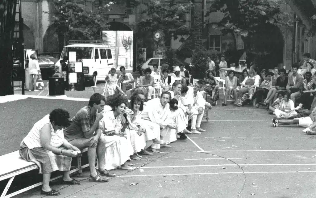 Rencontre « Théâtre de jeunes», cour du Petit Mistral, photo Éric Paul.