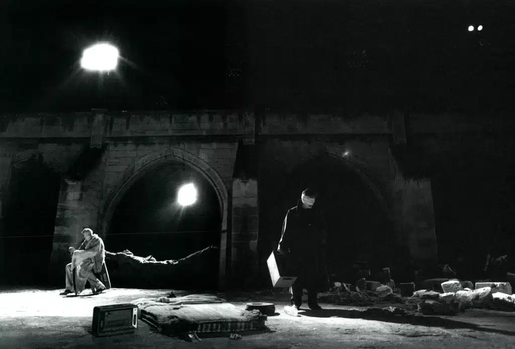 MÜLLER II: RIVAGE À L’ ABANDON, mise en scène Jean-François Peyret et Jean Jourdheuil, avec Benoît Regent et Christian Collin, photo Marc Enguerand.