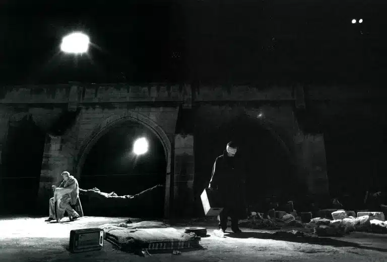 MÜLLER II: RIVAGE À L’ ABANDON, mise en scène Jean-François Peyret et Jean Jourdheuil, avec Benoît Regent et Christian Collin, photo Marc Enguerand.