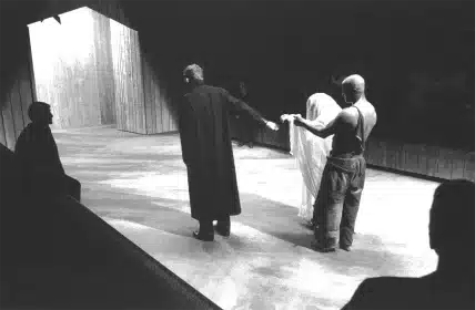 ALCESTE d'Euripide, mise en scène Jacques Nichet, avec Émile Abossolo-M'Bo, photo Marc Enguerand.