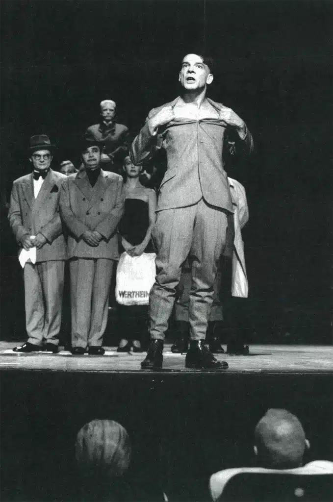 LA RÉSISTIBLE ASCENSION D’ARTURO UI de Bertolt Brecht, mise en scène d'Heiner Müller, avec Martin Wuttke, photo Brigitte Enguerand.