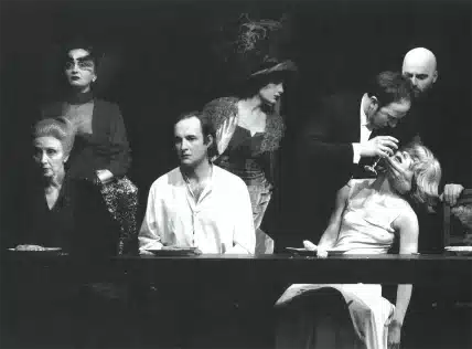 YVONNE, PRINCESSE DE BOURGOGNE de Witold Gombrowicz, mise en scène Grzegorz Jarzyna, photo festival d'Avignon.