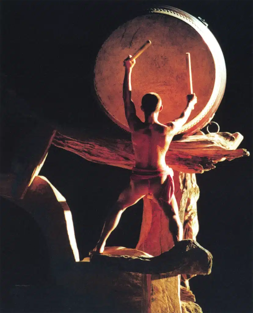 LES VOIX DE L'OCÉAN, composition contemporaine pour tambours, gongs et flûte (Taïwan), photo Philippe Delacroix/festival d'Avignon.