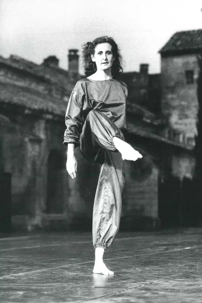 Trisha Brown au cloître du cimetière, 1982, photo Marc Enguerand