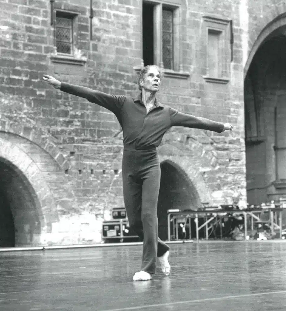Merce Cunningham dans FIVE STONE WIND, 1988, photo Brigitte Enguerand.