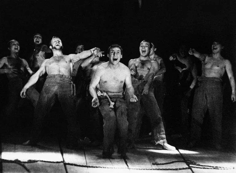 Chœur masculin avec son coryphée Vladimir Vyssotski, POUGATCHEV de S. Essenine, théâtre de la Taganka, 1967, Moscou, mise en scène I. Lioubimov (D.R.).