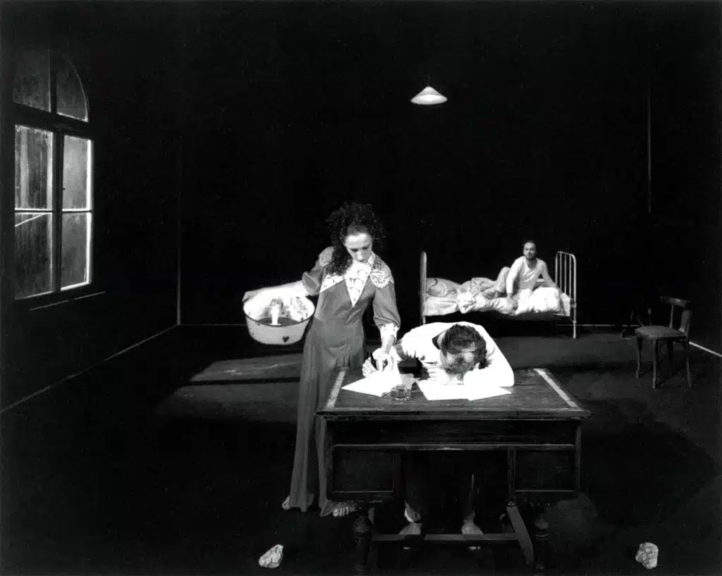 Malgorzata Hajewska Krzysztofik, Piotr Skiba et Andrzej Hudziak dans LA PLÂTRIÈRE, de Thomas Bernhard, mise en scène de Krystian Lupa au Théâtre Stary de Cracovie, 1992. Photo M. Gardulski.