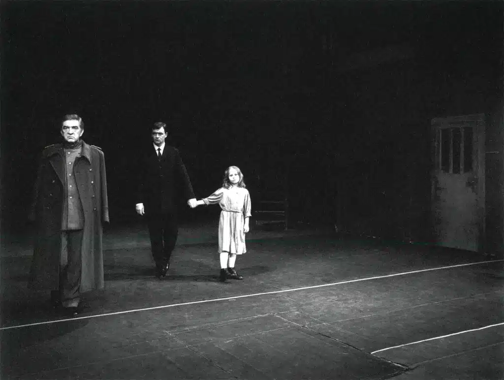 Jerzy Trela, Jan Frycz et Dorota Wodzien dans LES SOMNANBULES. HUGENAU Où LE REALISME, de Hermann Broch, mise en scène de Ktystian Lupa au Théâtre Stary de Cracovie, 1998. Photo M. Gardulski.