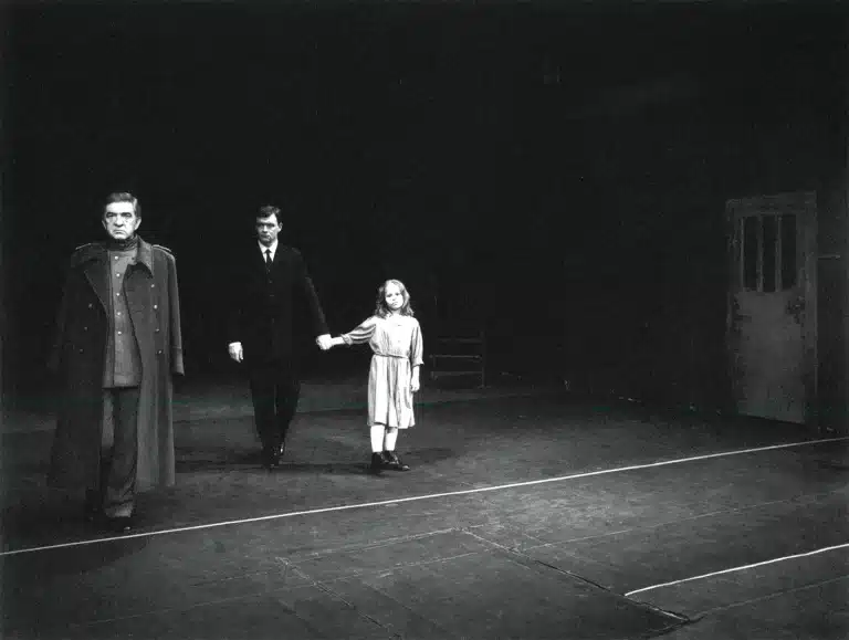Jerzy Trela, Jan Frycz et Dorota Wodzien dans LES SOMNANBULES. HUGENAU Où LE REALISME, de Hermann Broch, mise en scène de Ktystian Lupa au Théâtre Stary de Cracovie, 1998. Photo M. Gardulski.